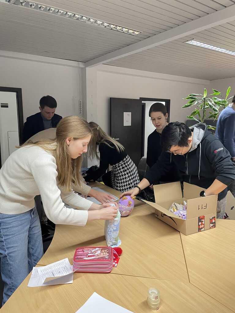 eine Gruppe Rotaracter packen Geschenke ein, die an Kinder des Kinderschutzbundes gehen