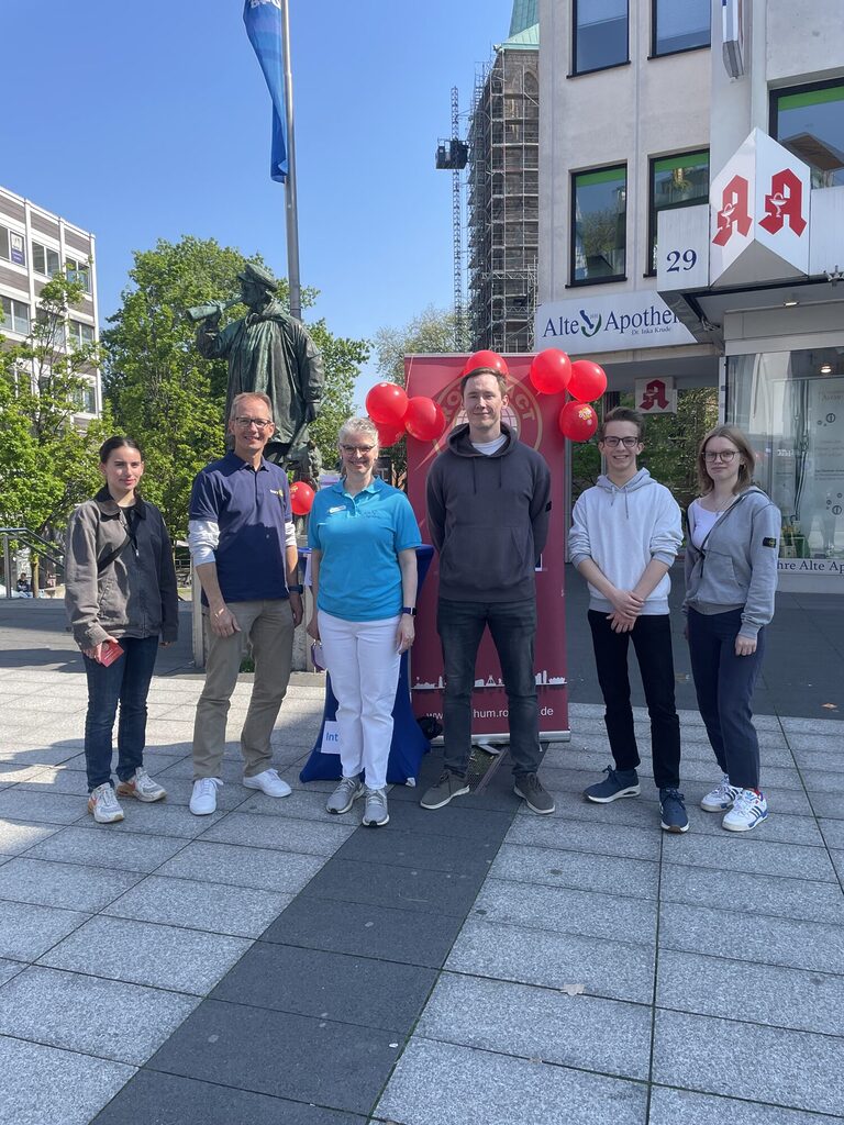 ein Team aus Rotaractern, Rotariern und Interactern stehen in der Bochumer Innenstadt mit Spendendosen in der Hand